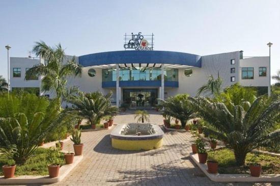 Infocity Club And Resort Гандинагар Экстерьер фото