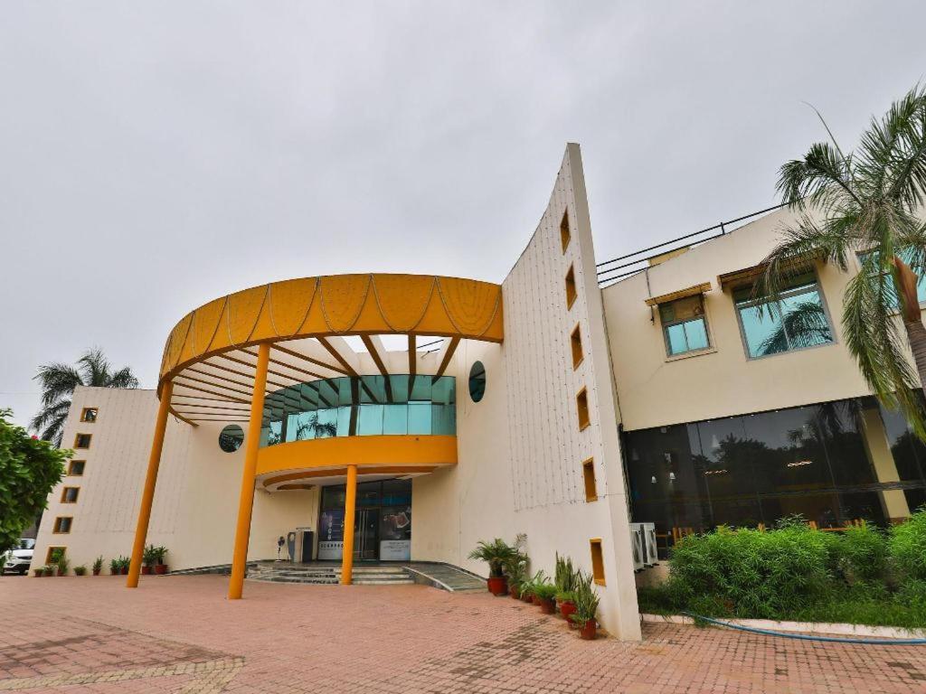 Infocity Club And Resort Гандинагар Экстерьер фото